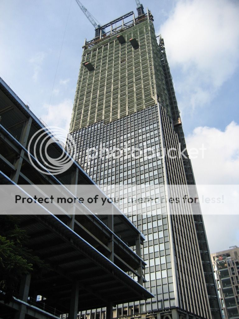 信义商圈 | 南山广场 | 272m | 48层 | 微风百货经营商场